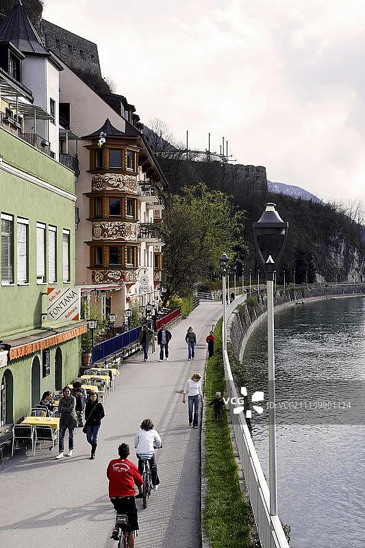 奥地利库夫施泰因的河流和木板路图片素材