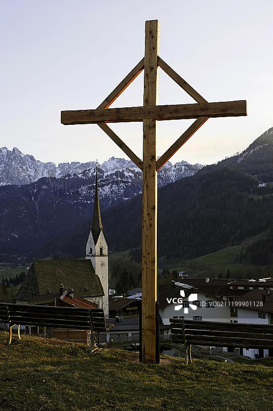 奥地利阿尔卑斯山施文特村的教堂图片素材