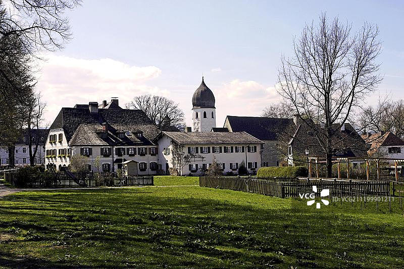 德国上巴伐利亚基姆高基姆湖弗劳恩因塞尔圣伊尔门加德本笃会修道院钟楼图片素材