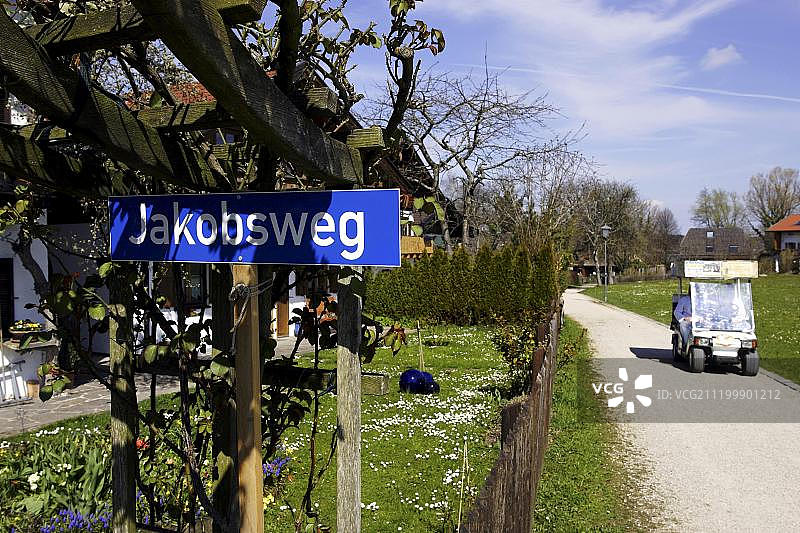 德国上巴伐利亚基姆湖畔弗劳恩insel的雅各布之路标志和电动货车图片素材