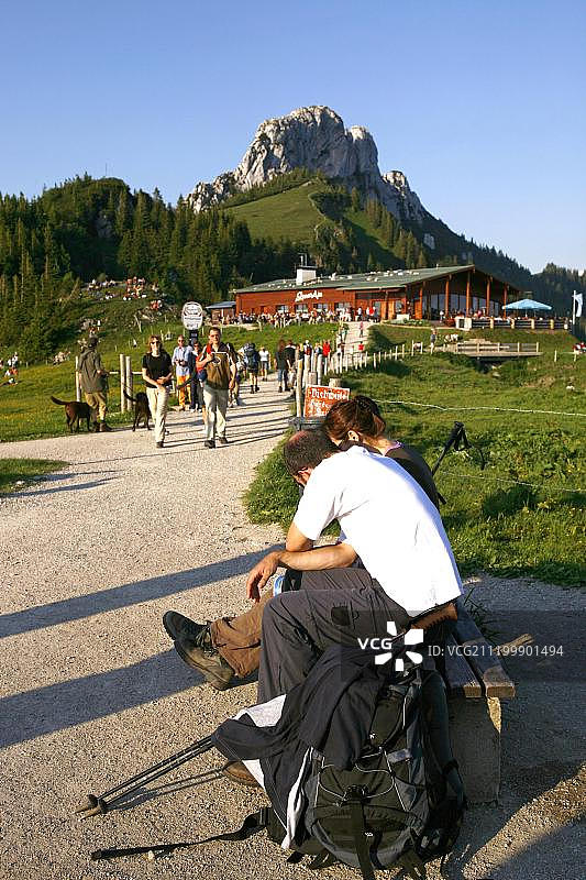 在德国上巴伐利亚州坎彭万德山上的游客图片素材