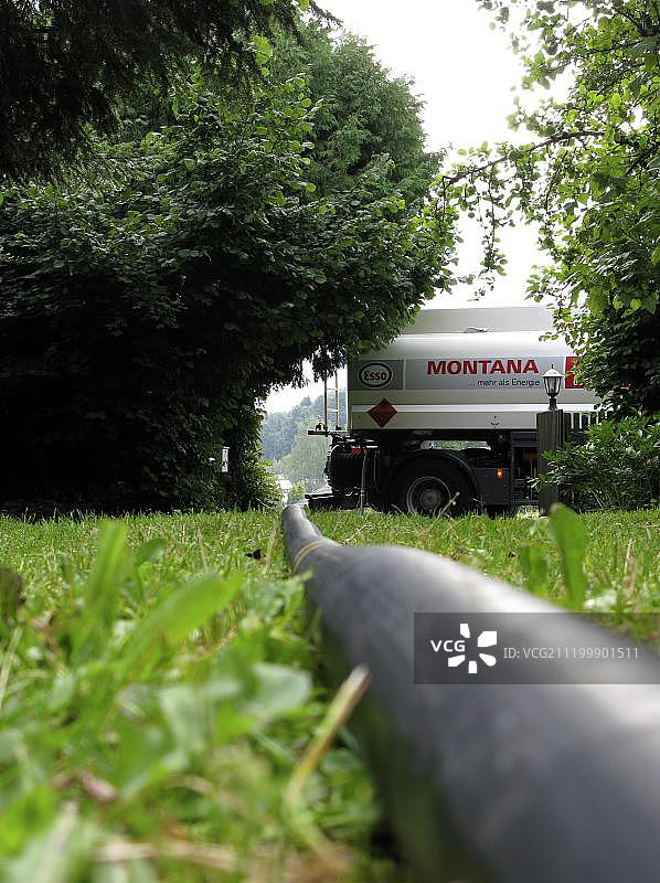 家用供暖油罐车和黑色软管图片素材