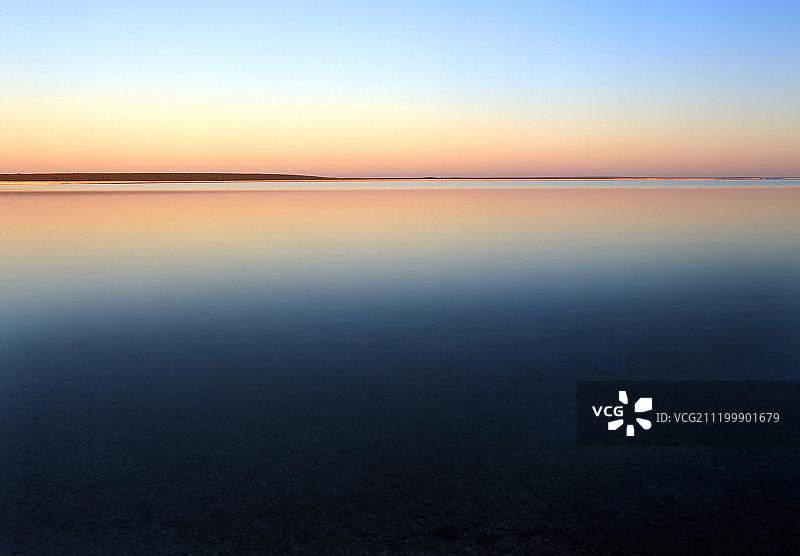 海岸日出，贝壳海滩，佩伦半岛，澳大利亚西北部图片素材