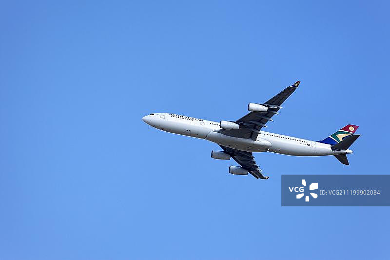 南非空客A340-600商用飞机飞行中图片素材