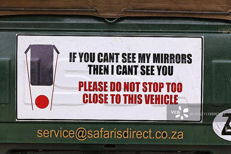 克鲁格国家公园狩猎车后部的保持距离警告标志图片素材