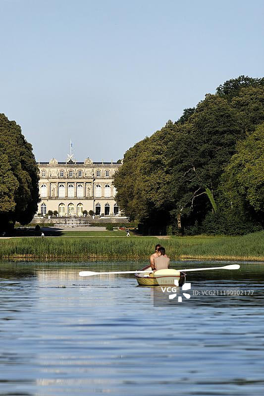 基姆湖海伦基姆西城堡前的单桅划艇，德国上巴伐利亚基姆高，欧洲图片素材