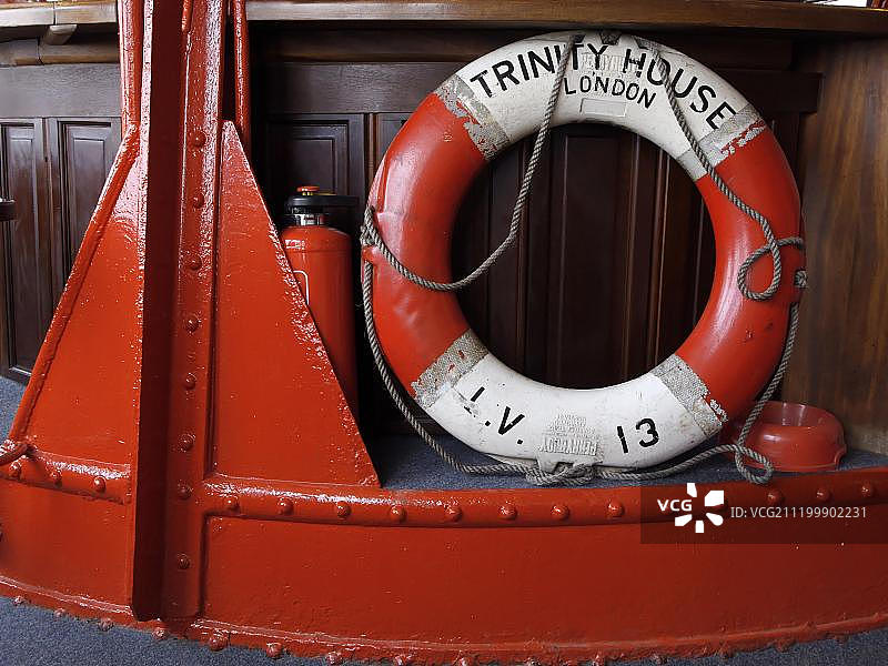 德国汉堡灯塔船上的旧三一房屋救生圈和灭火器图片素材