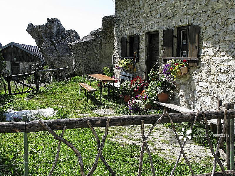 德国上巴伐利亚基姆高坎彭万德山的石头小屋图片素材