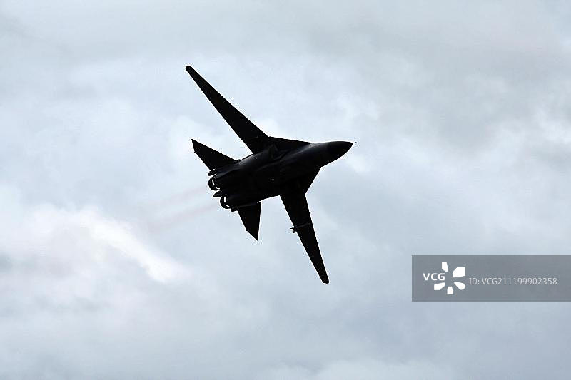 飞行中的通用动力F-111变后掠翼战斗轰炸机图片素材