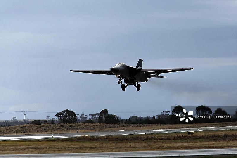 军用飞机：通用动力F-111变后掠翼战斗轰炸机着陆图片素材