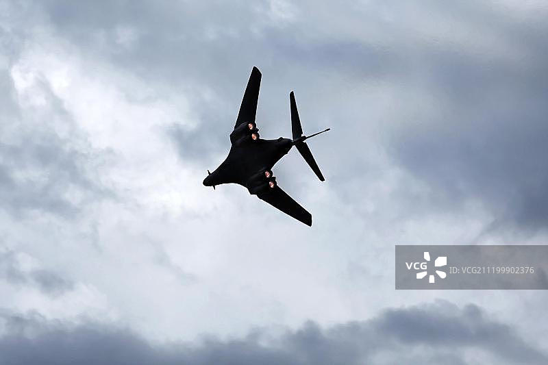 军用飞机B-1B枪骑兵轰炸机飞行中图片素材