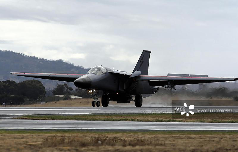 军用飞机：通用动力F-111变后掠翼战斗轰炸机着陆图片素材