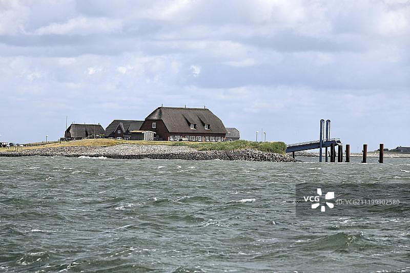 德国石勒苏益格-荷尔斯泰因州朗格内斯岛上的房屋，带有船舶码头装载坡道图片素材