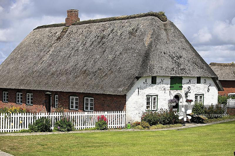 德国石勒苏益格-荷尔斯泰因州朗格内斯哈利根岛上的北弗里斯兰建筑，建于1725年图片素材