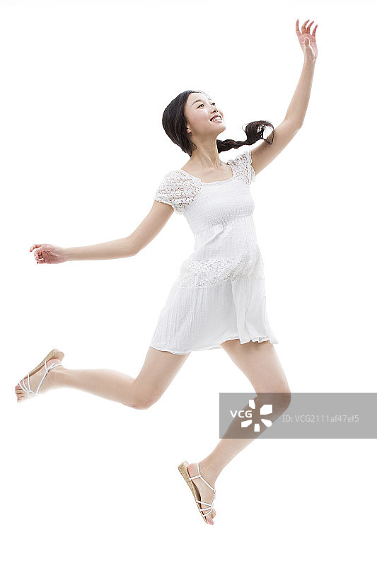 快乐的年轻女子跳跃图片素材