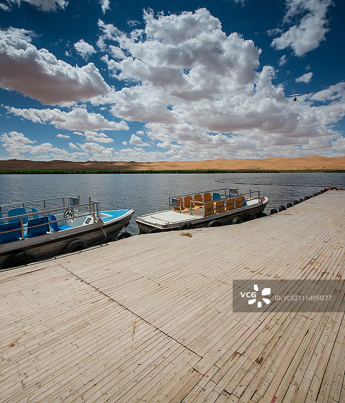 沙漠绿洲的游艇码头风景图片素材
