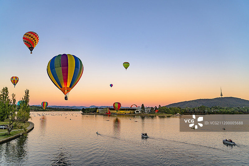 傍晚湖上热气球图片素材