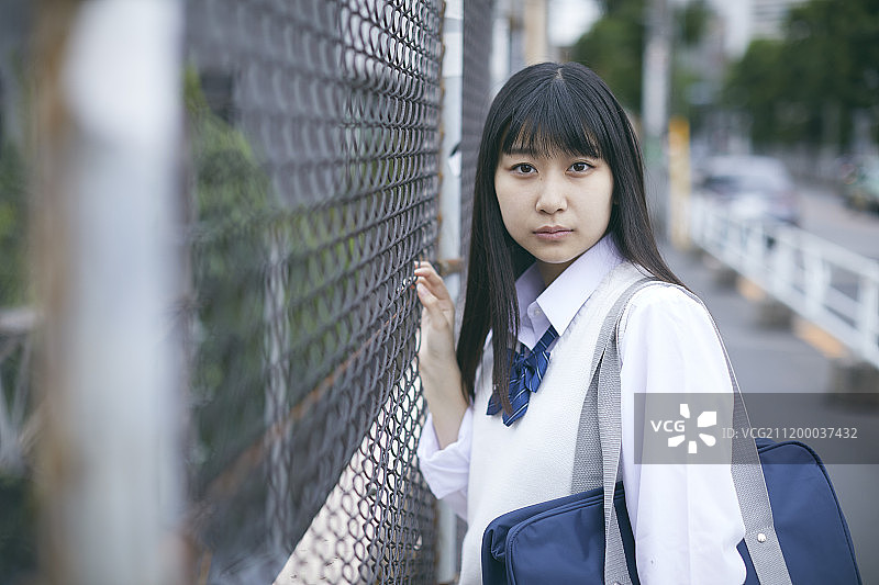 身穿制服的日本高中生，东京街景图片素材