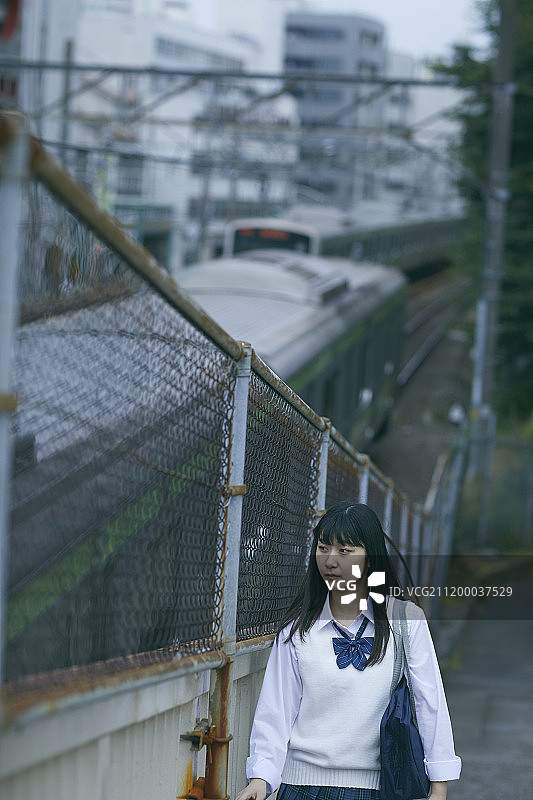 身穿制服的日本高中生，东京街景图片素材