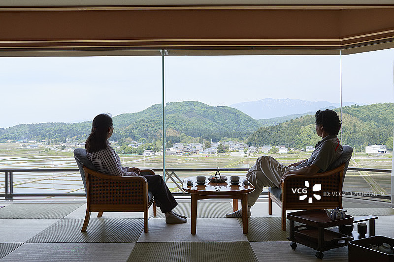 在传统酒店穿着浴衣的日本老年夫妇图片素材