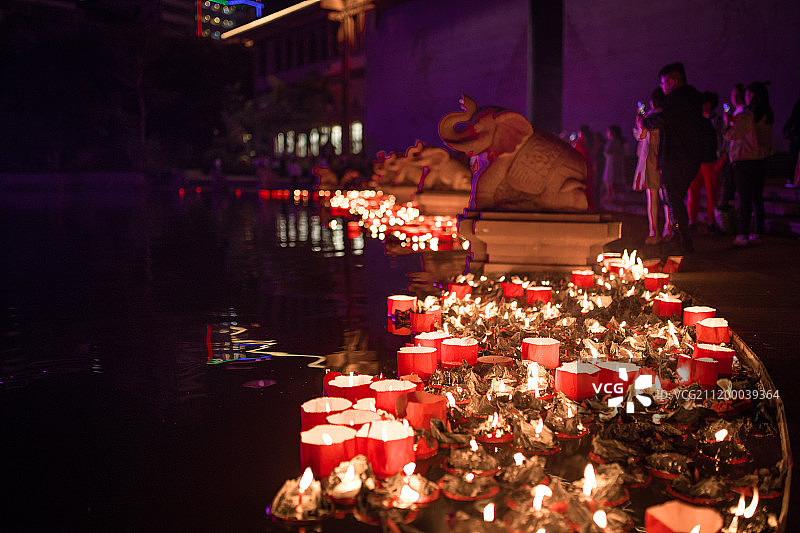 云南西双版纳水灯祈福活动图片素材