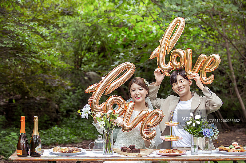 新娘新郎手持“爱”字气球图片素材