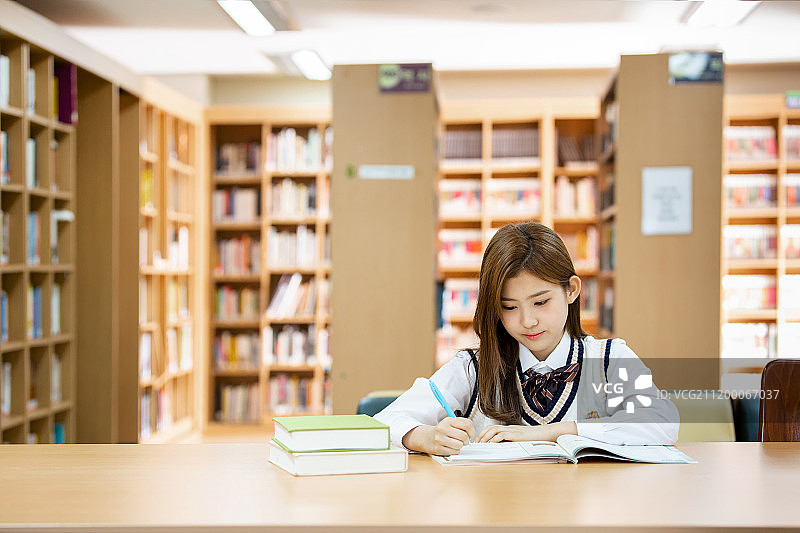 学生在学校图书馆努力学习图片素材