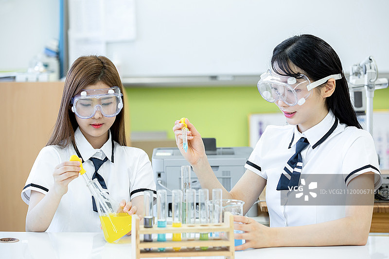 年轻学生在科学课上做科学实验图片素材