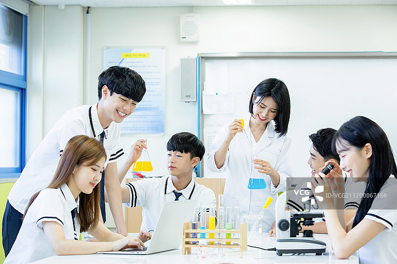 年轻学生在科学课上做科学实验图片素材