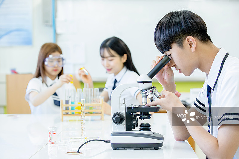 学生正在用显微镜观察图片素材