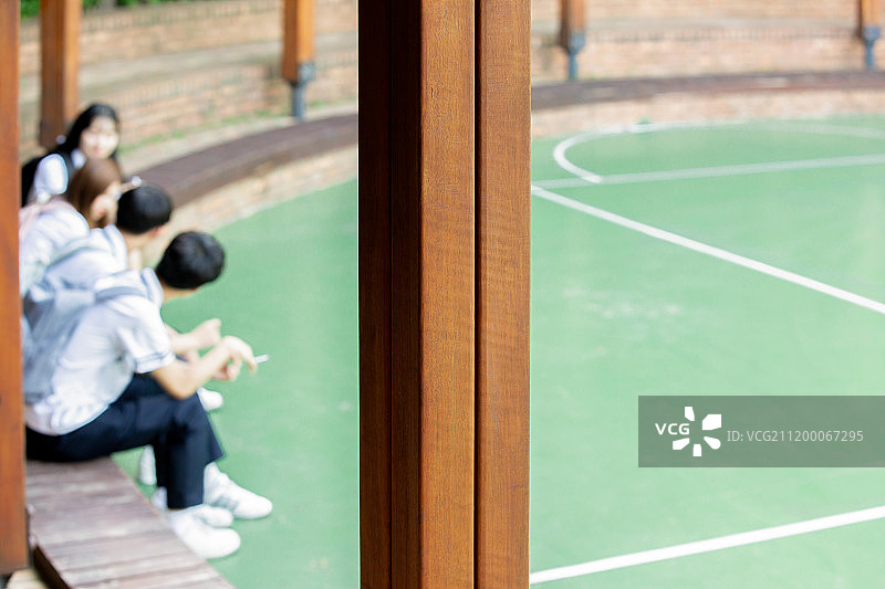 学生在学校吸烟图片素材