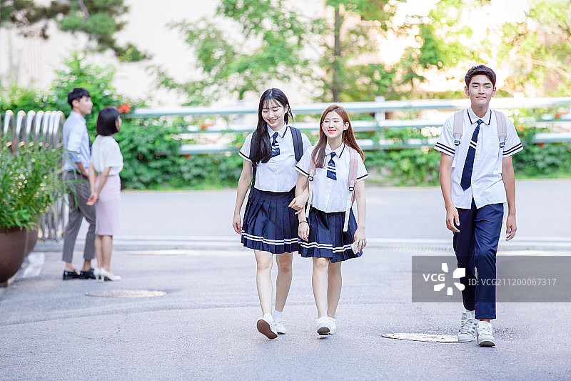 去上学的高中生图片素材