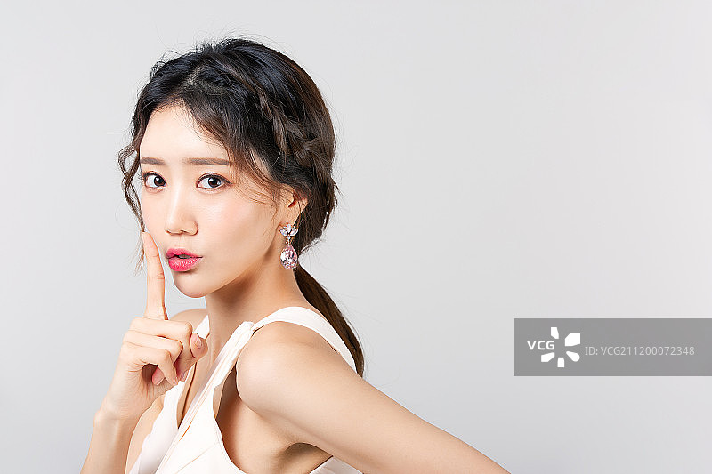 白色背景韩式连衣裙女人图片素材