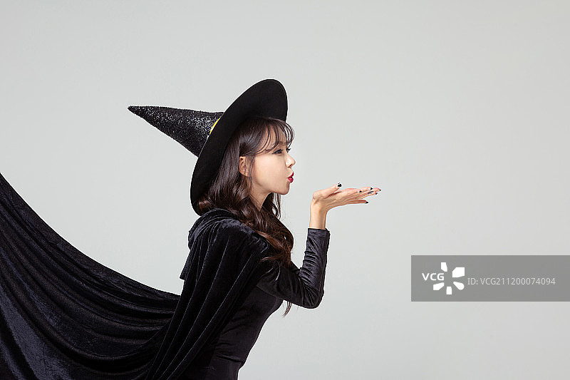 万圣节女巫装扮魔法吹气图片素材