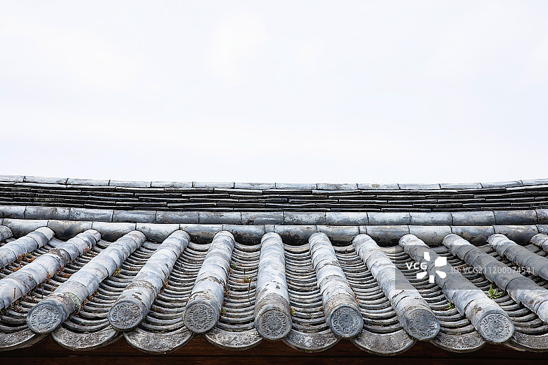 韩国韩屋建筑外观：瓦片屋顶图片素材