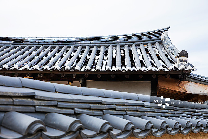 韩国韩屋建筑外观：瓦片屋顶图片素材