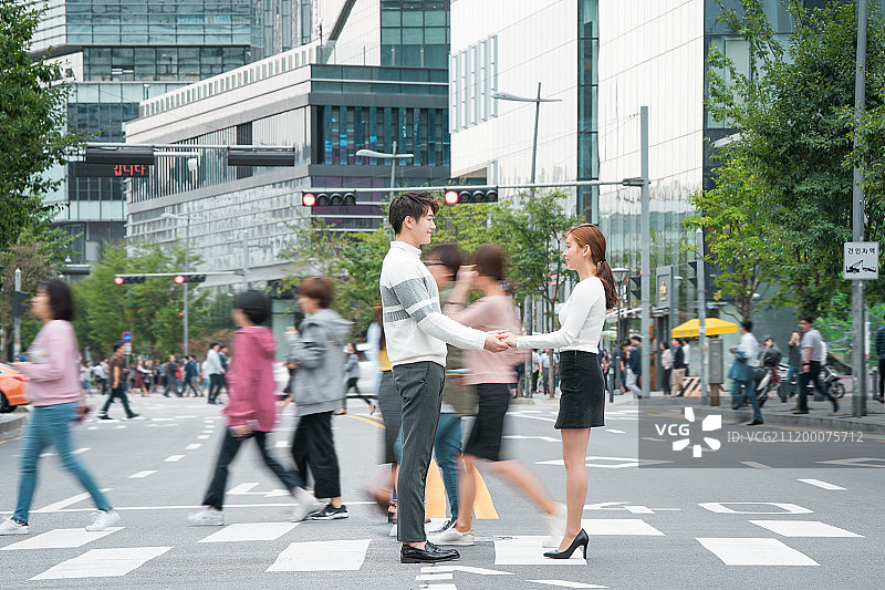 情侣、约会、城市、韩国、亚洲、浪漫、爱情、首尔（韩国）、手牵手、人行横道、步行图片素材