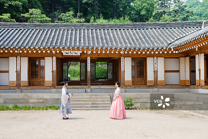 情侣，韩服，传统服饰，韩屋（韩国传统房屋），庭院（公寓），朝向（位置描述）图片素材