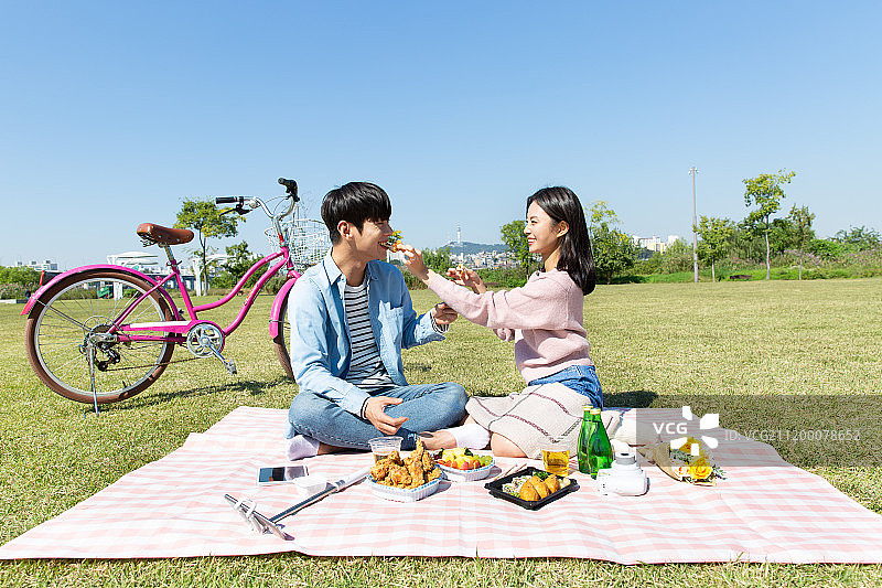 男人，女人，情侣，汉江公园，帐篷，约会，用餐，外卖食品，鸡肉，吃，喂食图片素材