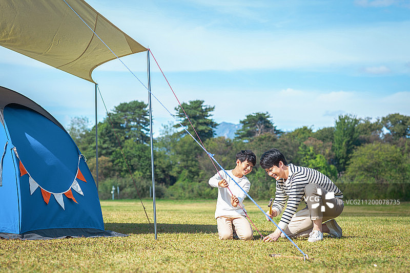 家庭，爸爸，儿子，露营，帐篷，锤子，微笑图片素材
