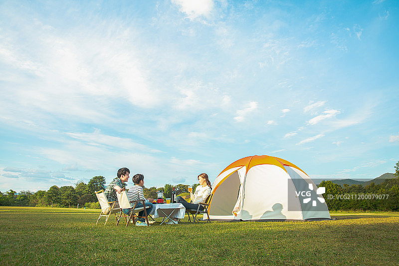 露营中的母亲和帐篷图片素材