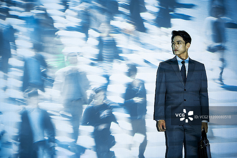 人行横道上焦虑的男商人图片素材