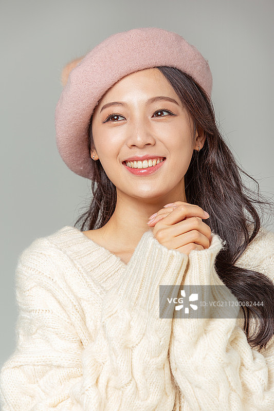 冬季身穿针织保暖服装的亚洲女性微笑特写图片素材