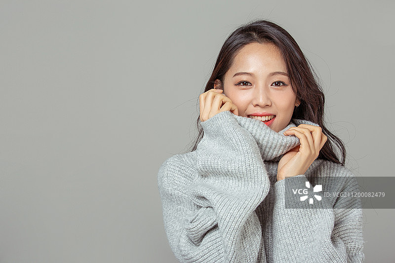 冬季时尚：针织高领毛衣的亚洲女性图片素材