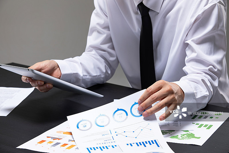 影棚照：桌子、西装、领带、衬衫、韩式、亚洲人、笔记本电脑、电子产品、白领、图表、文件、平板电脑图片素材