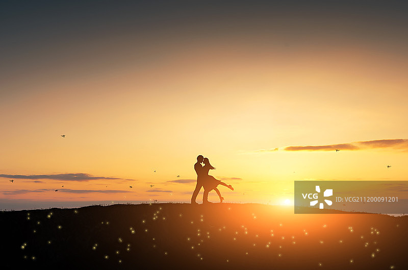 日落剪影情侣浪漫萤火虫图片素材
