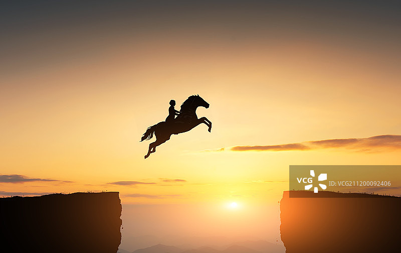 从悬崖飞跃的骑马的人图片素材