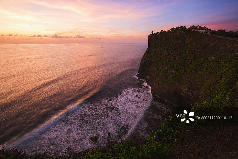 印度尼西亚巴厘岛乌鲁瓦图情人崖黄昏图片素材