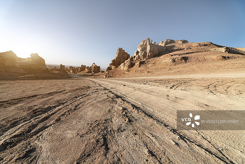 雅丹地貌轮胎印汽车广告背景图图片素材