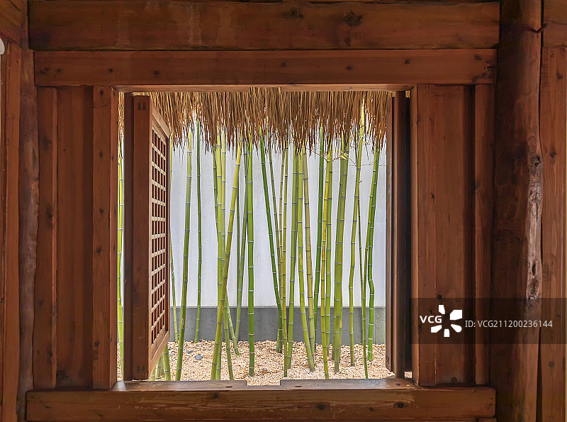 苏州园林建筑内景木窗图片素材